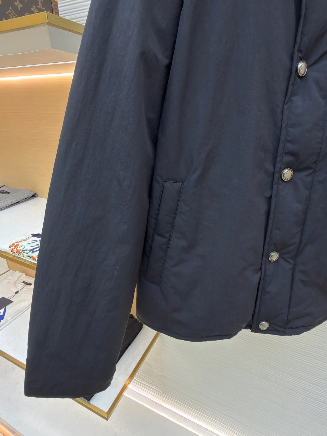 LOUIS VUITTON Corduroy collar waterproof work jacket ●Original version: purchased and developed in 19699 ●Item number: 1681946-C30 ●Fabric: nylon fabric ●Technology: embroidery production ●Color: black ●Version: fitted version ●Weight: about 550 grams ●Size: 44-46-48-50 ●Description: Made of water-repellent nylon blended fabric, the body is made of precision woven craftsmanship to create a matte texture, taking into account both lightness and stiffness. The collar is made of ribbed corduroy-effect leather, which uses trompe l'oeil techniques to simulate the texture of corduroy. It feels soft and has a retro look. The chest patch pocket adopts double-line topstitch quilting technology, embedded with three-dimensional LV letter embroidery, and reinforced with metal rivets on the edge, which is both decorative and durable. The front is equipped with pearlescent mother-of-pearl buttons, and the metal base is polished and nickel-plated, with a delicate luster and not easily oxidized. The inner lining is Damier jacquard fabric, and the quilting process is filled with light and warm fibers. The cuffs and hem are narrowed with the same fabric. The overall stitching error is controlled within 0.1cm, and the Italian workshop hand-finishes the details. The overall wiring is straight and delicate, the fabric is comfortable and soft, and the color is consistent without color difference. It can be matched with the same style to create a fashionable look and control various occasions. Customized accessories, complete with three standards, same style for men and women!